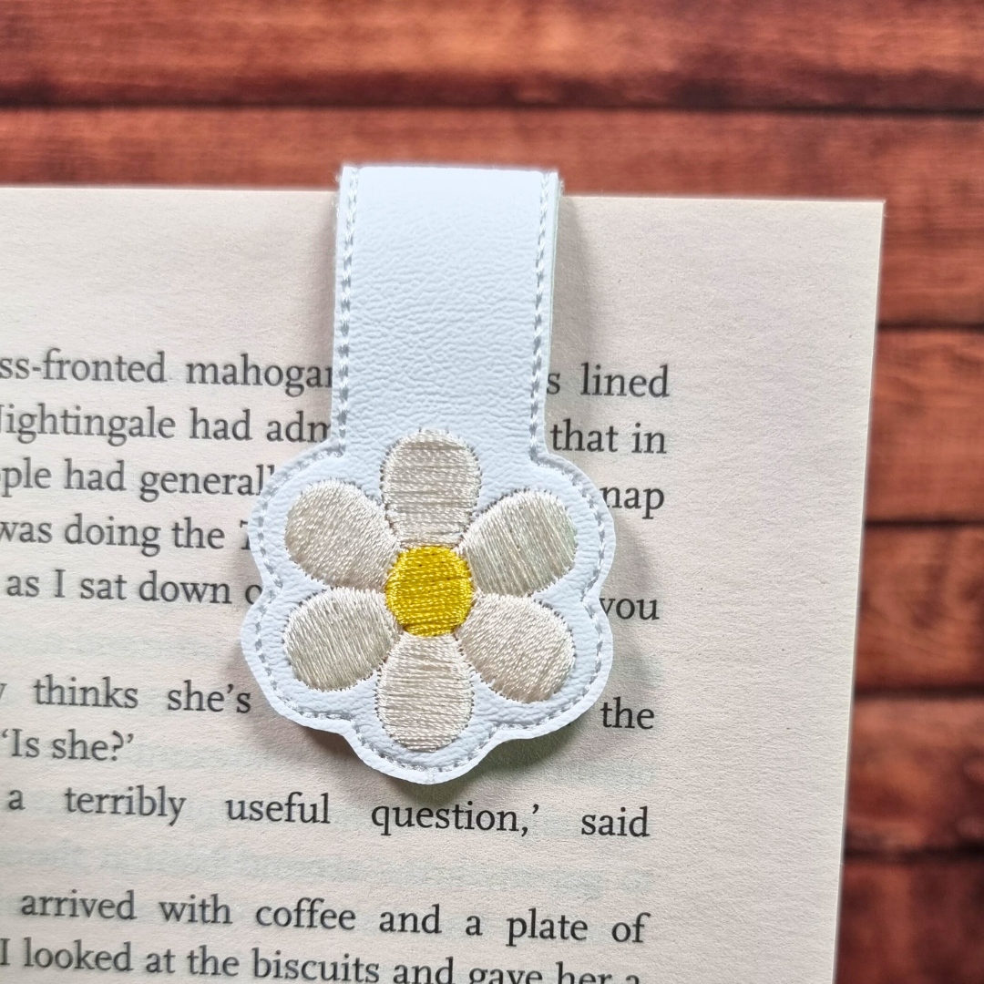 Pale Daisy | Magnetic Bookmark